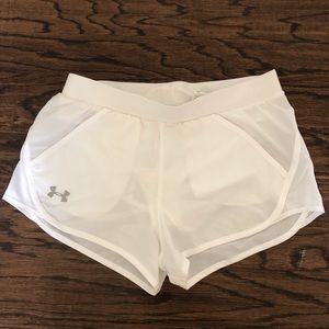 White Under Armour Shirts, Size Small, EUC 🖤
